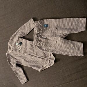 4/25$ 🐕Striped Gray Baby Outfit - Soft Cotton Knit